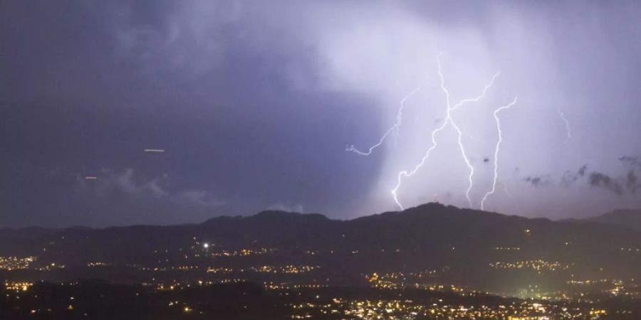 Meteoriten waren es nicht allein, welche die Entstehung von Leben auf der Erde ermöglichten: Blitze (wie hier über Rapperswil) könnten dabei geholfen haben, behauptet ein Wissenschaftler (Archivbild).