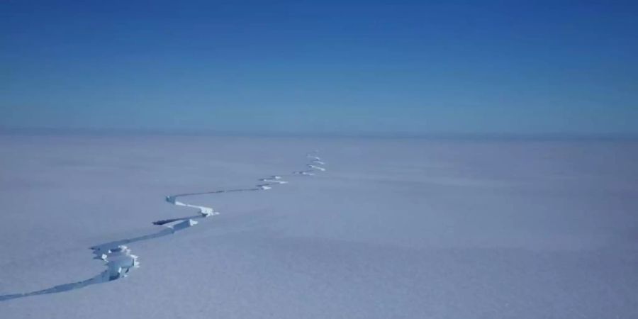 Ein riesiger Riss zieht sich durch das Brunt-Schelfeis. Zuletzt verlängerte er sich um bis zu einen Kilometer pro Tag. Am 26. Februar löste sich dann ein gigantischer Eisberg von der 150 Meter dicken Eisschicht am Rande der Antarktis. Foto: Andy Van Kints/British Antarctic Survey/dpa