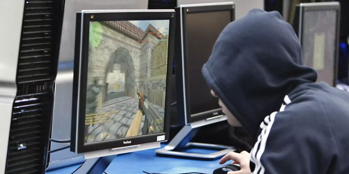 Minderjährige sollen vor Sex- und Gewaltdarstellungen in Filmen und Games geschützt werden. Der Nationalrat ist am Mittwoch auf ein neues Gesetz eingetreten. (Archivbild) jugendschutz