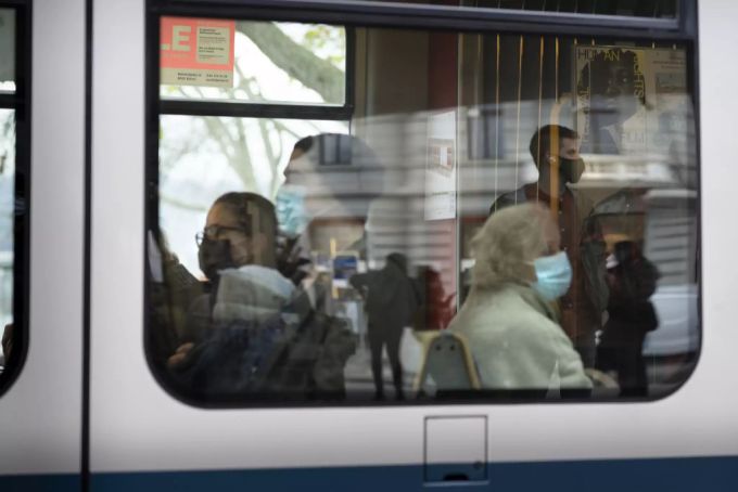 Fahrgäste Tragen Masken im VBZ-Tram in Zürich Masken Coronavirus