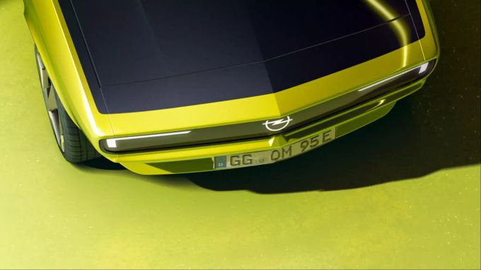 Der Opel Manta GSe ElektroMOD trägt eine modern interpretierte Front des Originals Opel Manta GSe ElektroMOD