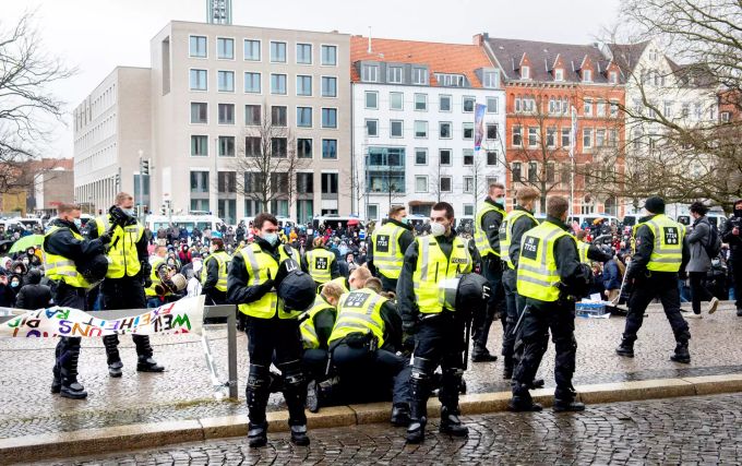 Einsatzkräfte der Polizei nehmen einen jungen Mann fest, der zuvor die Demonstration der Bewegung «Es reicht!» auf dem Trammplatz gestört hat. Knapp 800 Menschen haben nach Angaben der Polizei am Samstag in Hannover gegen die aktuelle Corona-Politik demonstriert. Foto: Hauke-Christian Dittrich Demonstration gegen die Corona-Einschränkungen - Hannover