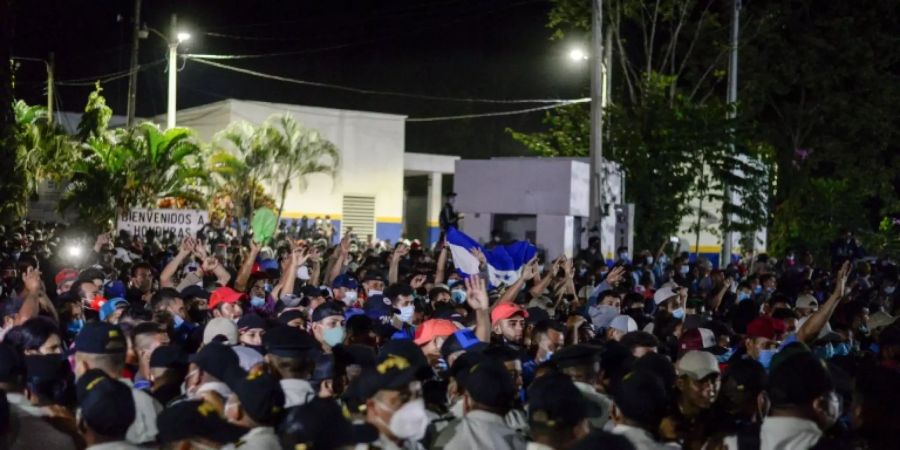 Migranten aus Honduras bei Grenzübergang in Guatemala