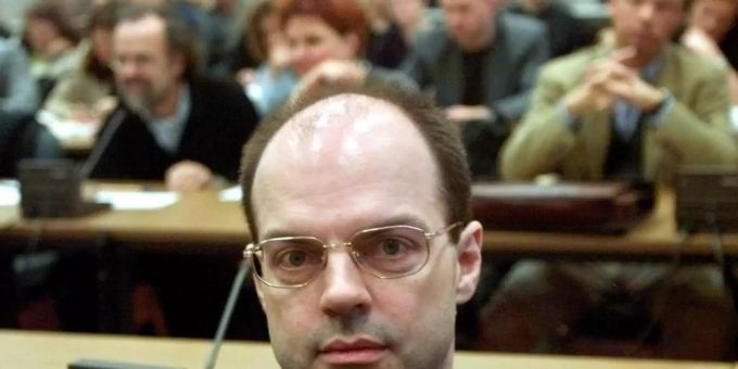 Thomas Drach, Drahtzieher der Reemtsma-Entführung, sitzt im Landgericht auf der Anklagebank. Foto: Michael Probst/AP Pool/dpa Thomas Drach, Drahtzieher der Reemtsma-Entführung, sitzt im Landgericht auf der Anklagebank. Foto: Michael Probst/AP Pool/dpa