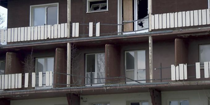 Das Ex-Hotelgebäude in Wildhaus SG war bei der Bevölkerung ohnehin nicht sehr beliebt. Seine besten Zeiten hatte es schon vor dem Brand hinter sich, Hotel Acker Wildhaus
