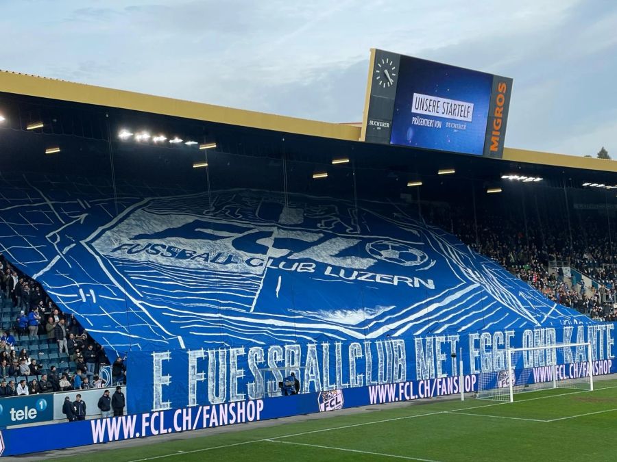 Die FCL-Anhänger zeigen vor der Partie eine Choreographie.