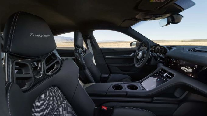 Karges Interieur ohne Soundsystem und Stoppuhr, dafür mit Schalensitzen Porsche Taycan Turbo GT
