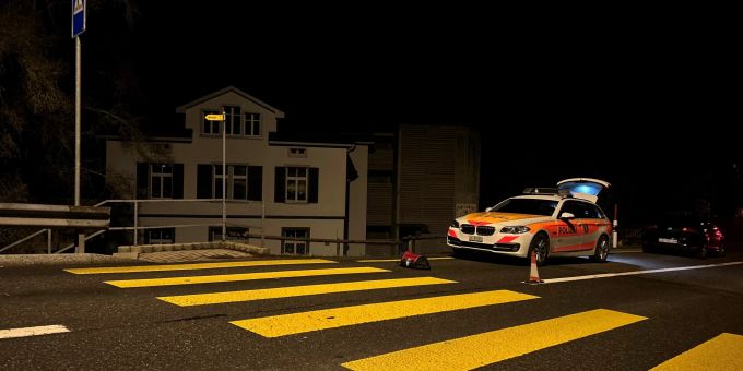 Ins Spital geflogen - Auto erfasst Fussgänger (58) in Lichtensteig SG