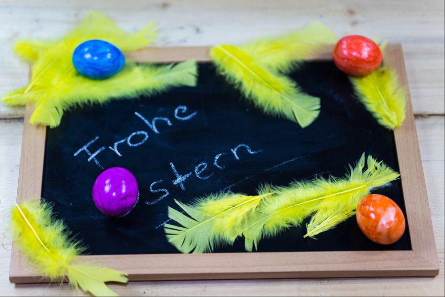 Verzierte Frohe Ostern-Tafel