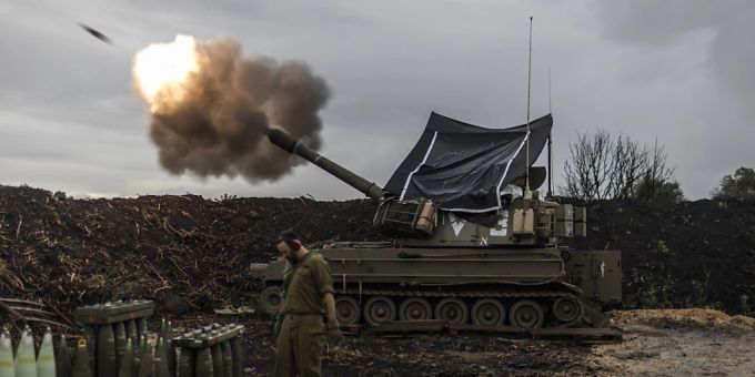 Israelische Soldaten feuern nahe der Grenze zum Libanon eine mobile Haubitze ab. (Archivbild) Foto: Ilia Yefimovich/dpa ARCHIV - Israelische Soldaten feuern nahe der Grenze zum Libanon eine mobile Haubitze ab. Foto: Ilia Yefimovich/dpa