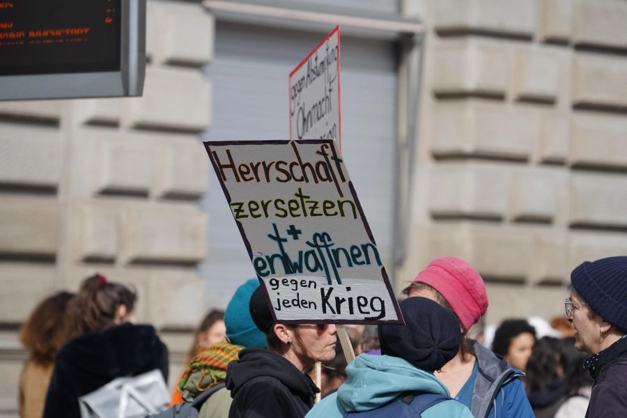 An der Demonstration wird auch gegen Kriege protestiert.