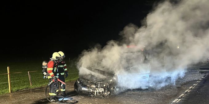 Autobrand fordert Feuerwehreinsatz in Tuggen. Feuerwehreinsatz in Tuggen