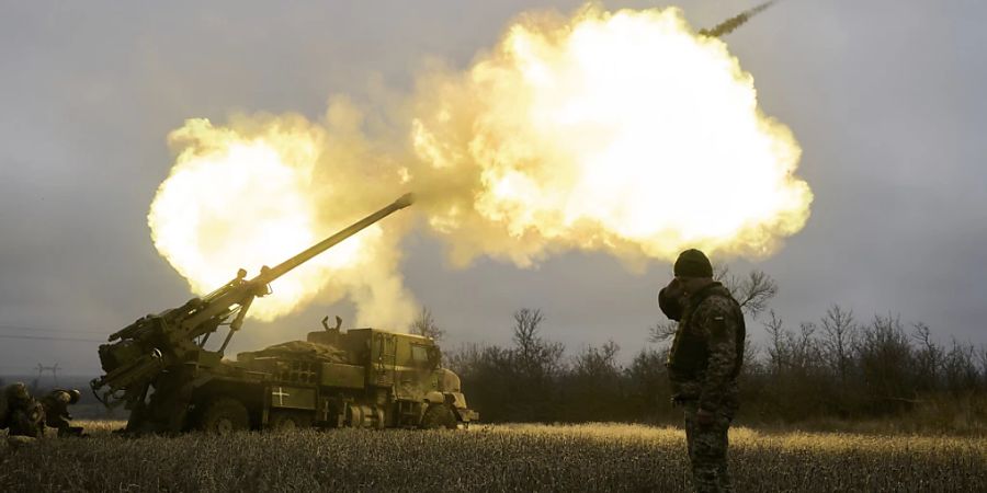 ARCHIV - Ukrainische Soldaten feuern eine Haubitze auf russische Stellungen. Foto: Libkos/AP/dpa