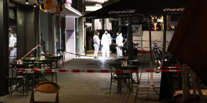 Ermittler in Bielefeld untersuchen den Ort, wo ein Mann erschossen worden ist. Bielefeld