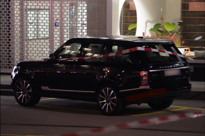 In der Folge fuhr der 60-jährige Lenker los. Dabei wurde die 50-jährige Frau mehrere Meter mitgeschleift und blieb danach am Boden liegen. Zürich Frau Streit Auto