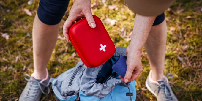 Für die Reiseapotheke sollte immer ein Erste-Hilfe-Kasten mitgeführt werden. Outdoor