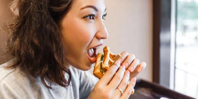 Frau isst Sandwich