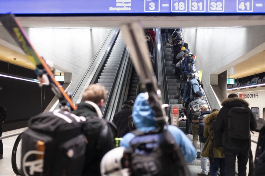 In den meisten Zügen der Südostbahn stehen zusätzlich zu den normalen Gepäckablagen auch Skiständer zu Verfügung. (Symbolbild)