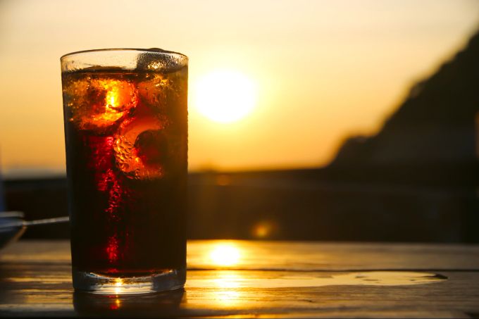 Eine normale Cola enthält sehr viel Zucker. Cola, Zucker, Kalorien