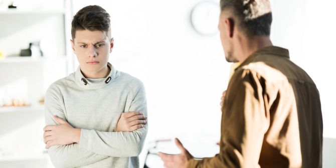 Vater und Teenager streiten