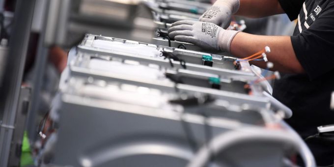 Trotz der anhaltenden Auftragsflaute zeigt die deutsche Elektro- und Digitalindustrie einen kleinen Hoffnungsschimmer. (Symbolbild) Die deutsche Elektroindustrie meldet mehr Beaschäftigte.