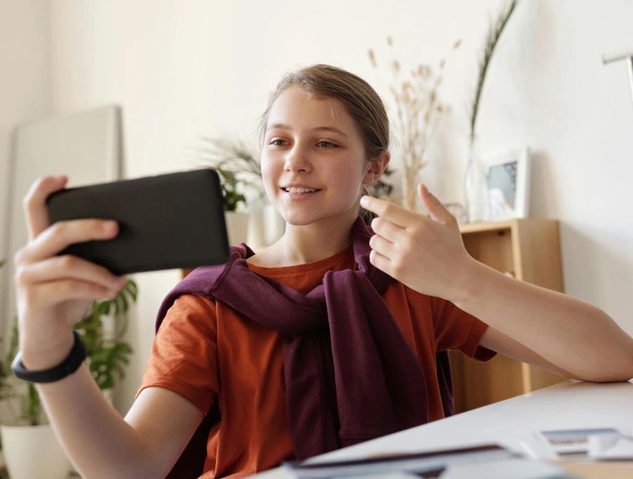 Für viele Lehrpersonen ist klar: «Die Schülerinnen und Schüler sollen lernen, damit umzugehen.» (Symbolbild)