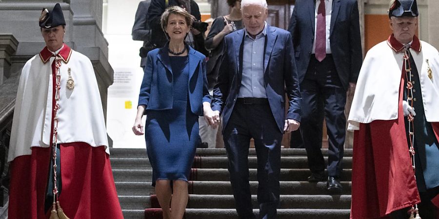 Die ehemalige Bundesrätin Simonetta Sommaruga, Mitte links, trat nach dem Schlaganfall ihres Ehemanns, Lukas Hartmann, Mitte rechts, überraschend aus dem Bundesrat zurück. (Archivbild)