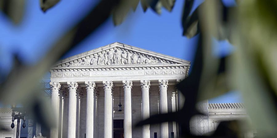 ARCHIV - Das Gebäude des Obersten Gerichtshofs der USA steht unter Blauem Himmel in Washington. Der Supreme Court hat die Berufung von Donald Trump in der Frage nach Immunität des Ex-Präsidenten vor Strafverfolgung angenommen. Foto: Mariam Zuhaib/AP/dpa