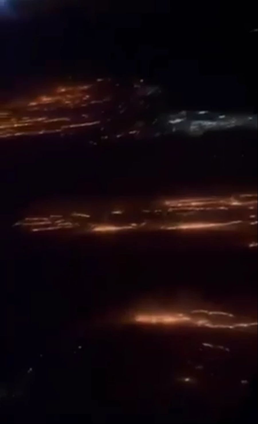 Auch aus dem Flugzeug sind die Brände gut zu sehen.