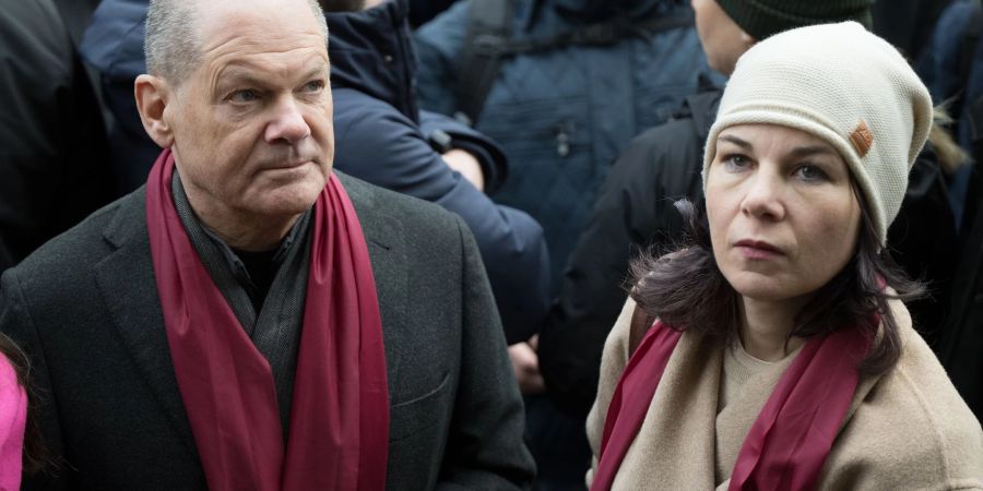 Wieder ein Erfolg für die AfD: In Thüringen liegt sie bei einer weiteren Landratswahl weit vorn. In Berlin wächst die Unruhe, für Kanzler Olaf Scholz (l, SPD) gibt es Kritik aus den eigenen Reihen. Mit Aussenministerin Annalena Baerbock (r, Grüne) nahm er an der Demonstration «Potsdam wehrt sich» teil - als Reaktion auf das Bekanntwerden eines Treffens rechter Aktivisten in der Stadt.