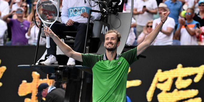 Daniil Medvedev jubelt im Halbfinal der Australian Open. Australian Open - Day 11