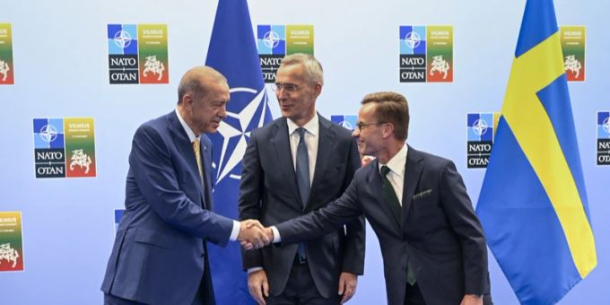 Erdogan bei einem Treffen mit Schwedens Premierminister Ulf Kristersson. Erdogan