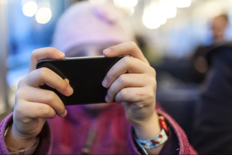 Kleinere Kinder sollten jedoch nicht allzu viel von der Handy-Nutzung ihrer Eltern mitbekommen, rät ein Experte. (Symbolbild)