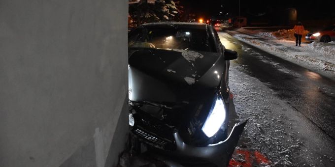 Autofahrerin kollidiert in Casaccia GR mit Hausecke. Casaccia GR Unfall