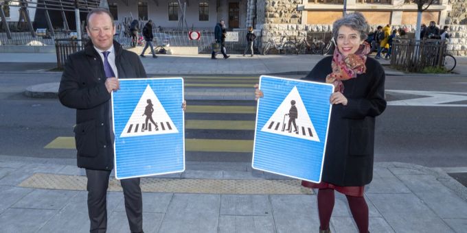 Genf hat es vorgemacht: Staatssekretär Serge Dal Busco und Bürgermeisterin Sandrine Salerno präsentieren 2020 die neuen Schilder. (Archivbild) schilder geschlechtsneutral ampeln