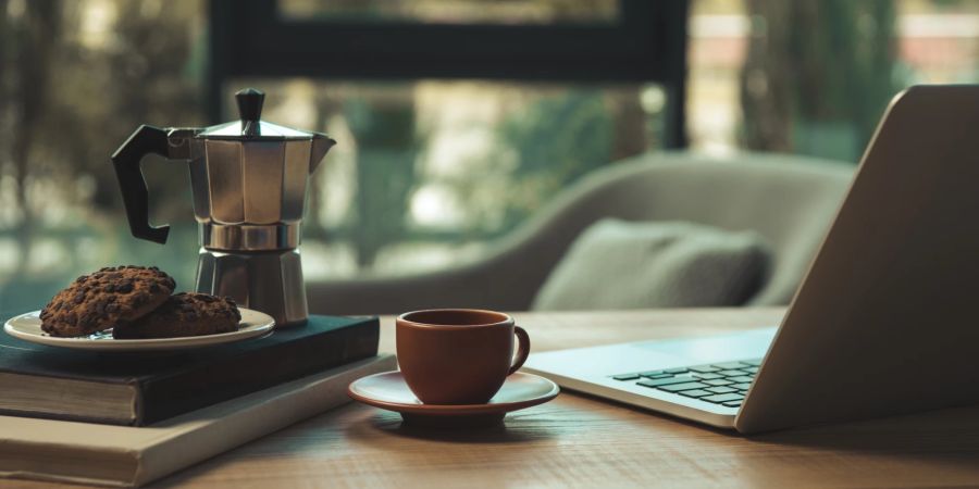 kaffee-tasse neben laptop, cookies, espressokanne