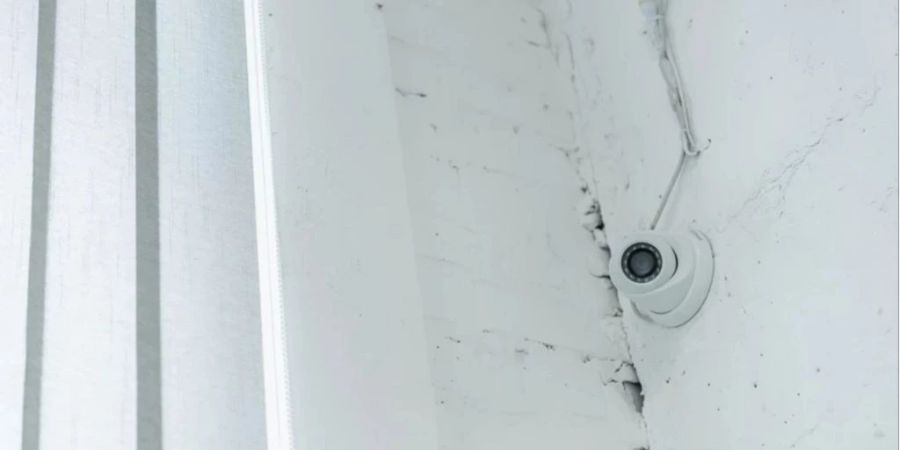 Mann filmt Frau Badezimmer