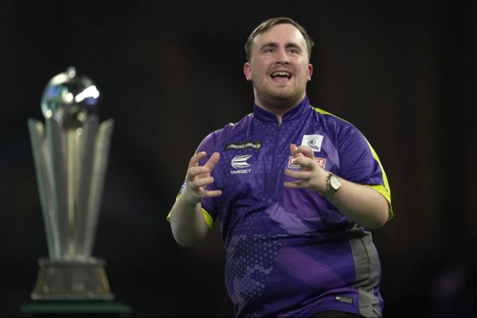 Der WM-Pokal verpasste Luke Littler nur knapp. Luke Littler