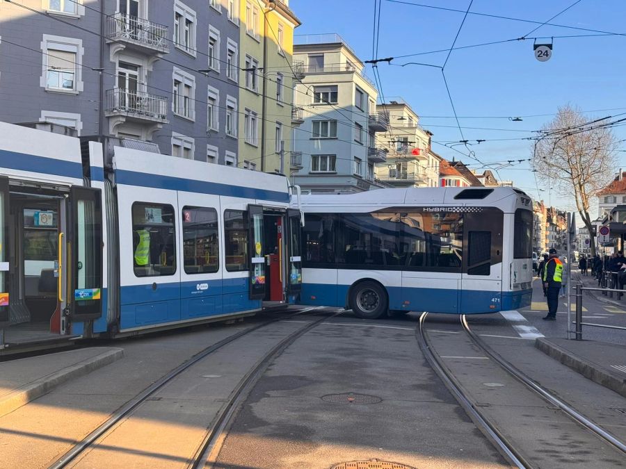 Das Tram der Linie 2 knallte offenbar in die vordere rechte Seite des Busses der Linie 72. Die genaue Ursache ist noch unklar.