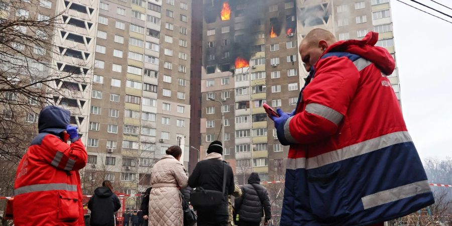 Nach Angaben der Behörden hat Russland Marschflugkörper und ballistische Raketen sowie Drohnen vom Typ Shahed auf Ziele in der gesamten Ukraine, einschliesslich der Hauptstadt Kiew, abgefeuert.