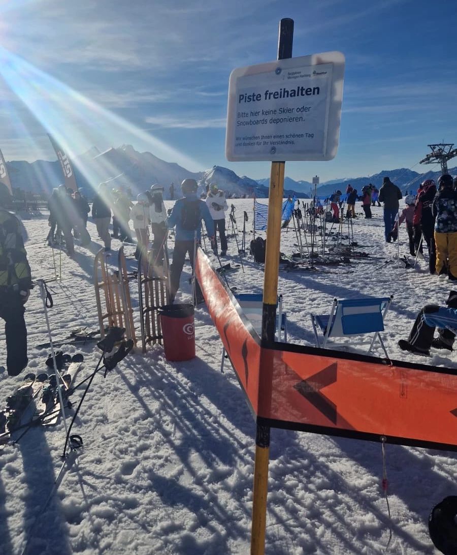 Trotz Absperrband und Schild, welches darauf hinweist die Skier nicht dort hinzustellen, ignorieren viele Gäste die Bitte.