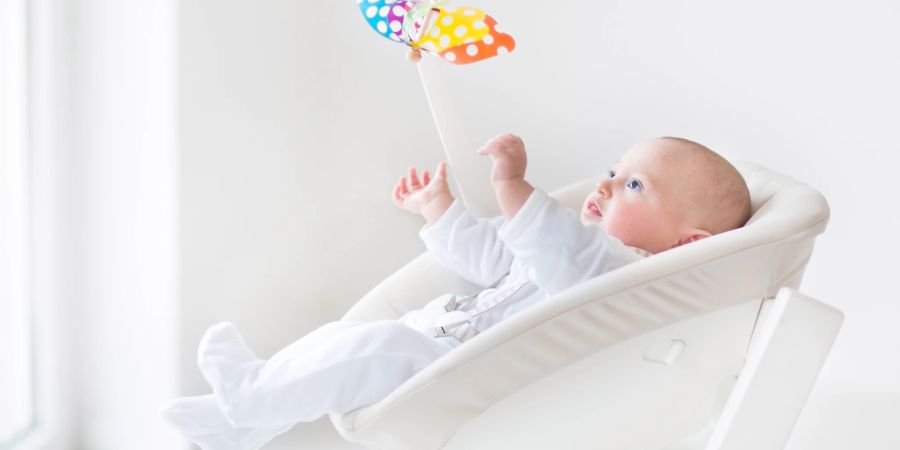 Die meisten Babys verbringen gerne Zeit in einer Baby-Schaukel.