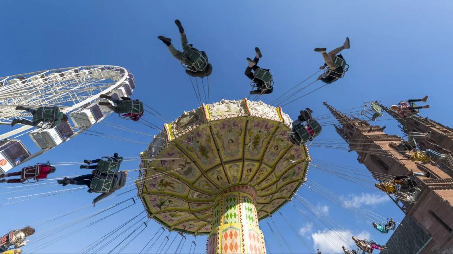 Das Kettenkarussell dreht sich zum Start der Herbstmesse in Basel, am Samstag, 23. Oktober 2021. Das schöne Wetter lockte bereits rund 100'000 Besucher an.