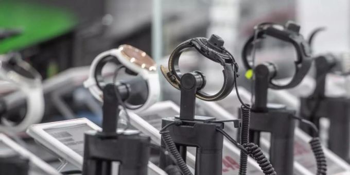 Die traditionelle Armbanduhr verliert angesichts der digitalen Konkurrenz durch Apple Watch und Co. bei vielen Verbrauchern ihren Platz am Handgelenk. Foto: Armin Weigel/dpa Die traditionelle Armbanduhr verliert angesichts der digitalen Konkurrenz durch Apple Watch und Co. bei vielen Verbrauchern ihren Platz am Handgelenk. Foto: Armin Weigel/dpa