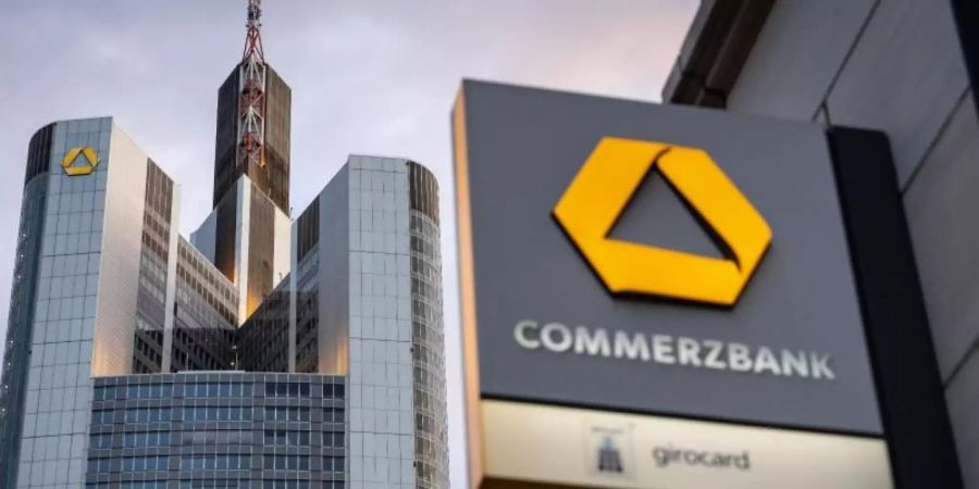 Das Logo der Commerzbank ist an einer Filiale in Sichtweite der Firmenzentrale zu sehen. Foto: Frank Rumpenhorst/dpa