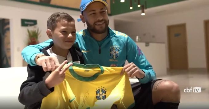 Der 9-jährige Bruninho (l.) posiert mit Neymar und einem signierten Trikot. Neymar