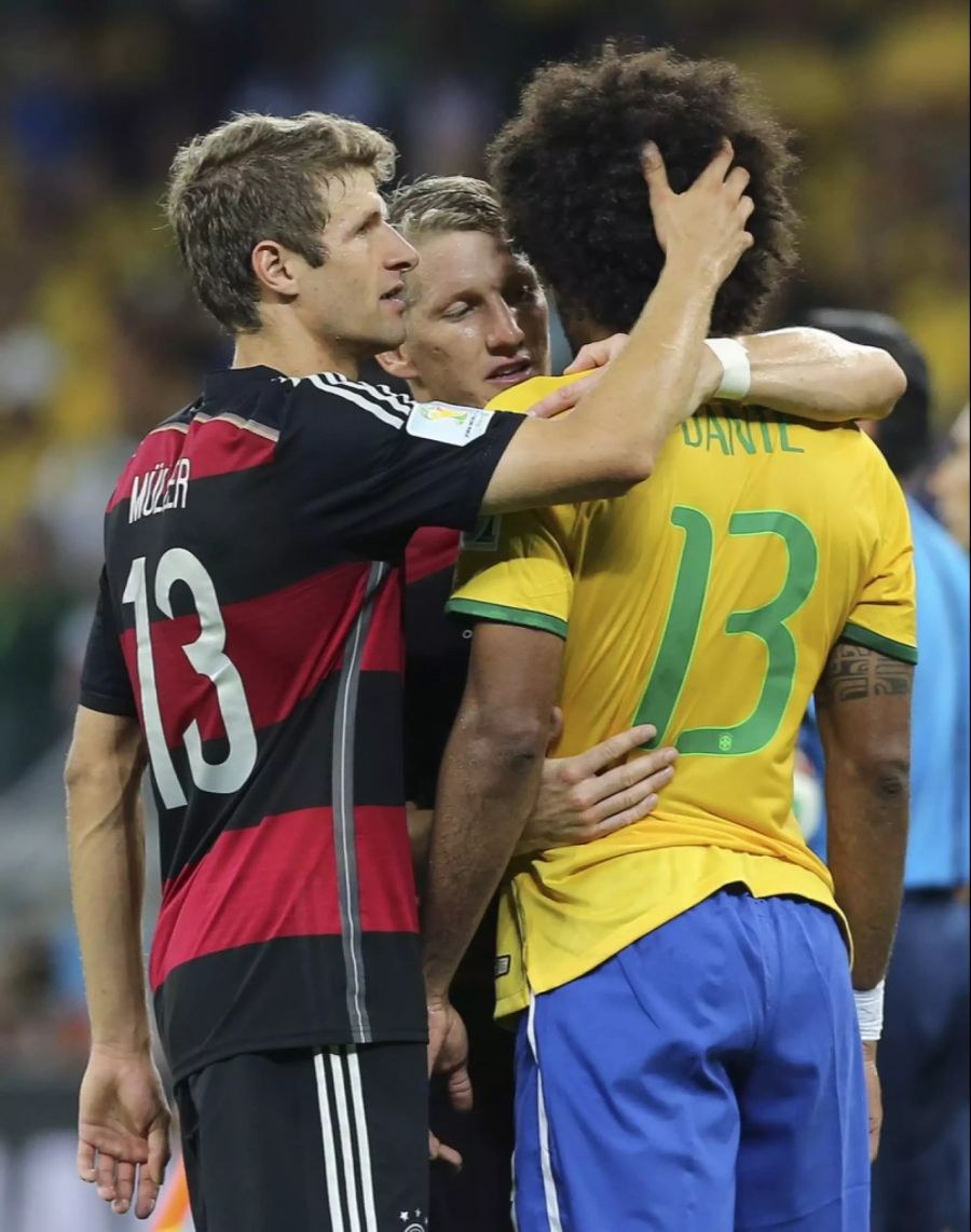 Thomas Müller tröstet Brasilien-Verteidiger Dante.