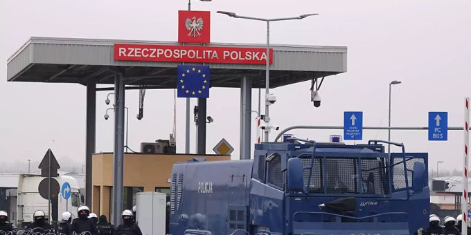 Polnische Sicherheitskräfte und ein Wasserwerfer stehen hinter dem gesperrten Grenzübergang Brusgi (Belarus) und Kuznica (Polen). Foto: Ulf Mauder/dpa Polnische Sicherheitskräfte und ein Wasserwerfer stehen hinter dem gesperrten Grenzübergang Brusgi (Belarus) und Kuznica (Polen). Foto: Ulf Mauder/dpa