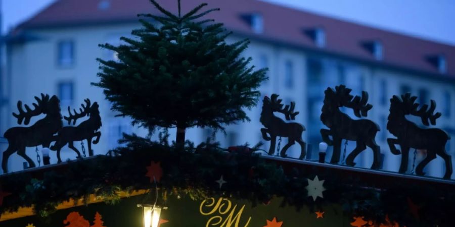 Eingang zu einem Weihnachtsmarkt