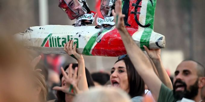 Menschen halten bei einer Demonstration am Rande des G20-Gipfels ein stilisiertes Alitalia-Flugzeug hoch. Unter den Demonstranten waren unter anderem Klima-Aktivisten und linke Gruppen. Klimawandel